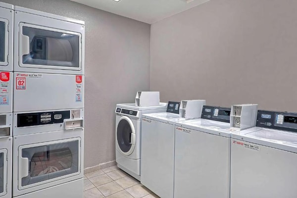 Foto van 1 kingsize bed | NSMK, slechthorend, douche - Vakantiehuis in Inglewood - Facilities