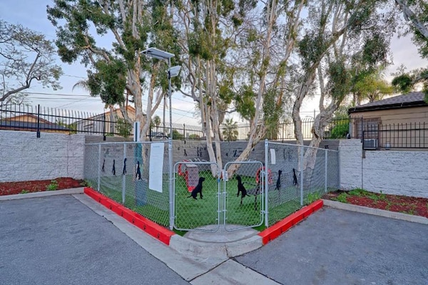Foto van 1 kingsize bed | NSMK, slechthorend, douche - Vakantiehuis in Inglewood - ParkFacilities