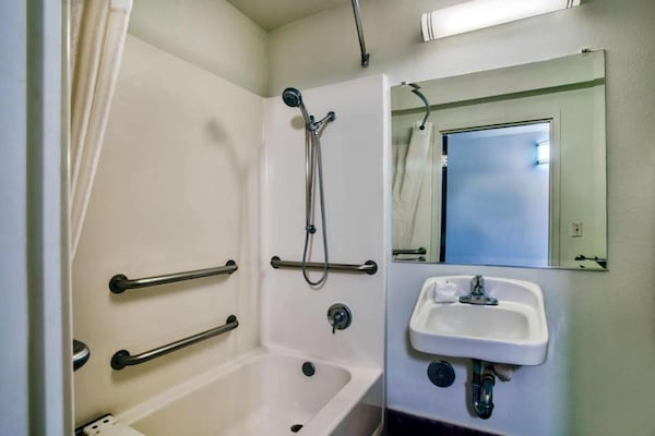 Foto van 1 kingsize bed | Rolstoeltoegankelijk bad, NSMK - Vakantiehuis in Hesperia - BathRoom