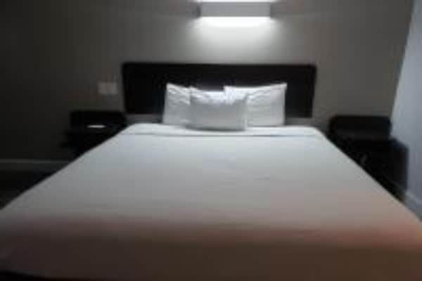 Foto van 1 kingsize bed | Rolstoeltoegankelijk bad, NSMK - Vakantiehuis in Hesperia - BedRoom