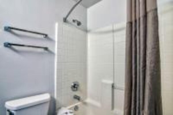 Foto van 1 tweepersoonsbed (queensize) | Rookvrij - Vakantiehuis in Hesperia - BathRoom