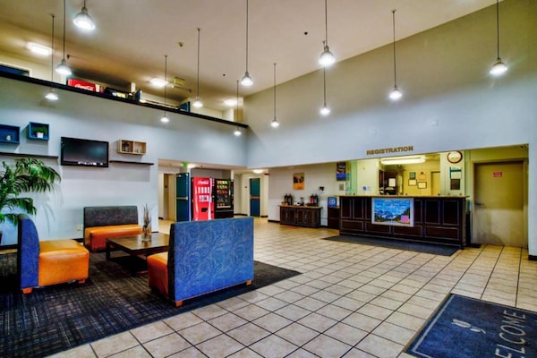 Foto van 1 tweepersoonsbed (queensize) | Rookvrij - Vakantiehuis in Hesperia - HallReception