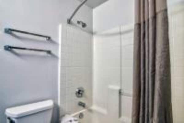 Foto van 1 kingsize bed | Suite, rookvrij - Vakantiehuis in Hesperia - BathRoom