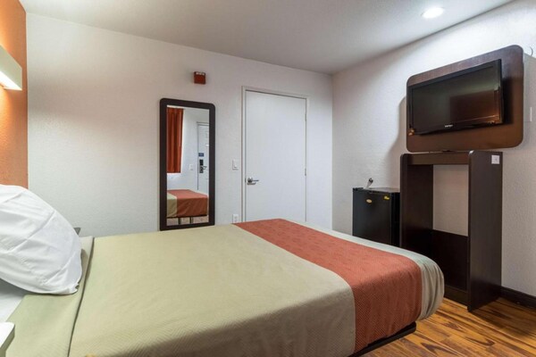 Foto van 1 tweepersoonsbed (queensize) | Nsmk, minikoelkast - BedRoom