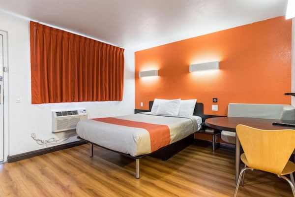 Foto van 1 tweepersoonsbed (queensize) | Nsmk, minikoelkast - BedRoom