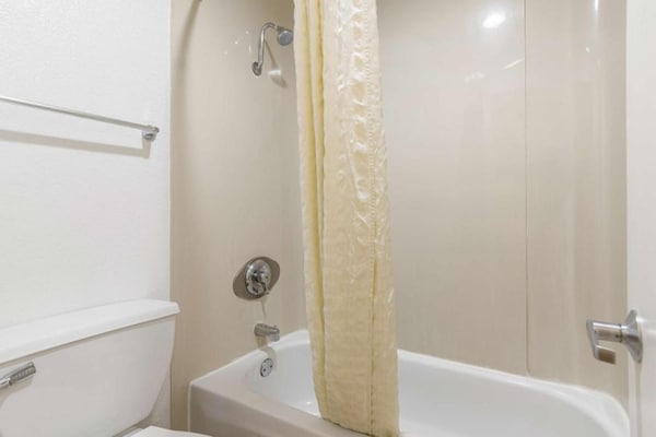 Foto van 1 tweepersoonsbed (queensize) | Nsmk, minikoelkast - BathRoom
