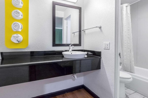 Foto van 1 tweepersoonsbed (queensize) | Nsmk, minikoelkast - BathRoom