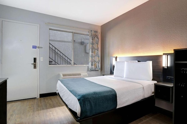 Foto van 1 tweepersoonsbed | Douche conform ADA/RI-normen - Vakantiehuis in Bakersfield - BedRoom