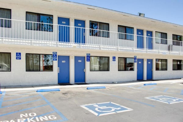 Foto van 1 tweepersoonsbed | Douche conform ADA/RI-normen - Vakantiehuis in Bakersfield - ExteriorSummer