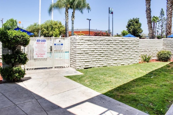 Foto van 1 tweepersoonsbed | Douche conform ADA/RI-normen - Vakantiehuis in Bakersfield - ExteriorSummer