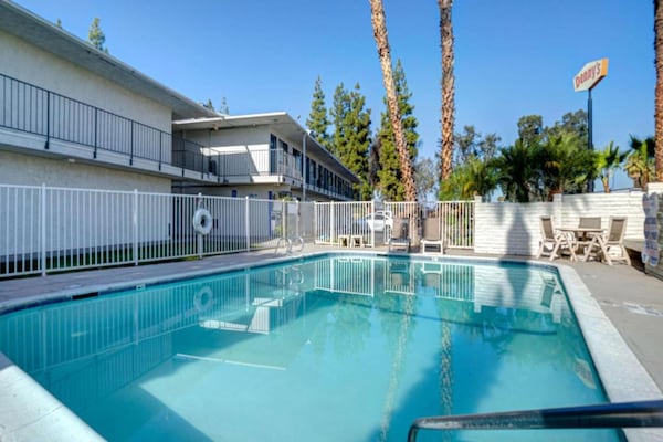 Foto van 1 tweepersoonsbed | Douche conform ADA/RI-normen - Vakantiehuis in Bakersfield - PoolOfHouse