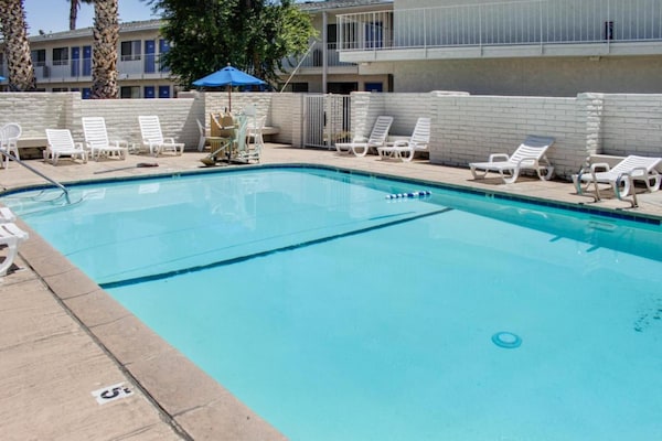 Foto van 1 tweepersoonsbed | Douche conform ADA/RI-normen - Vakantiehuis in Bakersfield - PoolOfHouse