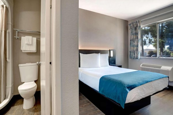 Foto van 1 tweepersoonsbed | Douche conform ADA/RI-normen - Vakantiehuis in Bakersfield - BedRoom