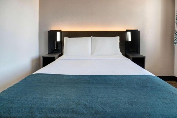Foto van 1 tweepersoonsbed | Douche conform ADA/RI-normen - Vakantiehuis in Bakersfield - BedRoom