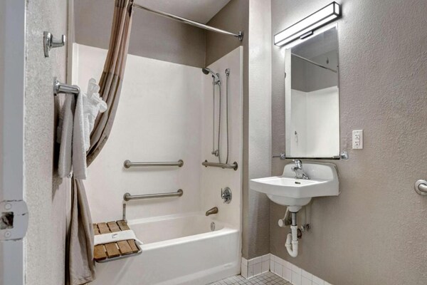 Foto van 1 tweepersoonsbed | Douche conform ADA/RI-normen - Vakantiehuis in Bakersfield - BathRoom