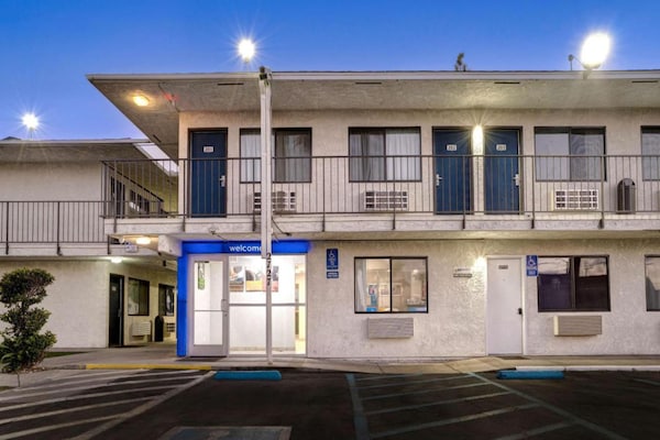 Foto van 1 tweepersoonsbed | Douche conform ADA/RI-normen - Vakantiehuis in Bakersfield - ExteriorSummer
