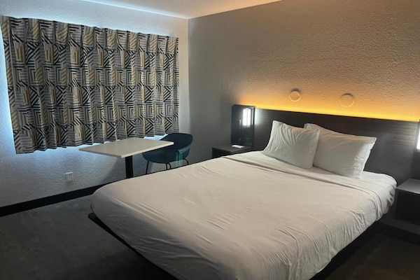 Foto van 1 tweepersoonsbed (queensize) | Niet-roken, koelkast (Micfridge) - BedRoom