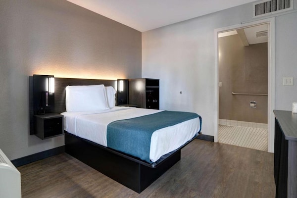 Foto van 1 tweepersoonsbed (queensize) | Niet-roken, koelkast (Micfridge) - BedRoom
