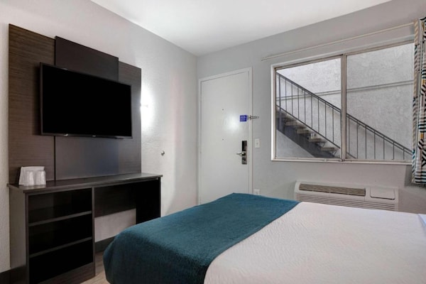 Foto van 1 tweepersoonsbed (queensize) | Niet-roken, koelkast (Micfridge) - BedRoom