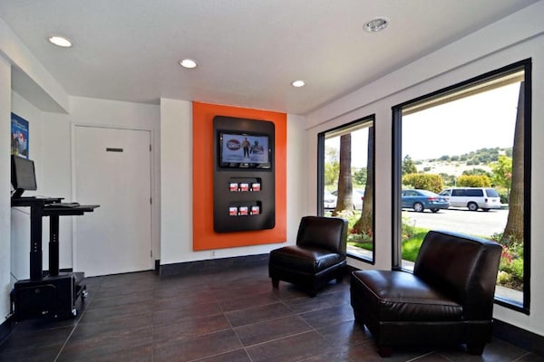 Foto van 1 tweepersoonsbed (Queensize) | Mobiel bad (Nsmk) - Vakantiehuis in Fairfield - HallReception