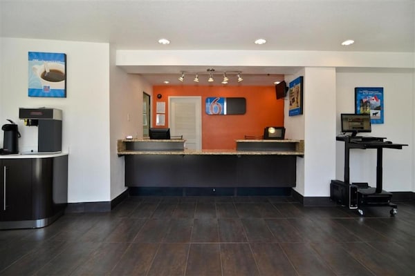 Foto van 1 tweepersoonsbed (Queensize) | Mobiel bad (Nsmk) - Vakantiehuis in Fairfield - HallReception