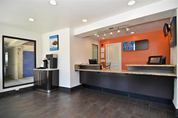 Foto van 1 tweepersoonsbed (Queensize) | Mobiel bad (Nsmk) - Vakantiehuis in Fairfield - HallReception