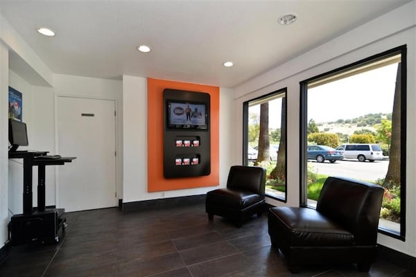 Foto van 1 tweepersoonsbed (Queensize) | Mobiel bad (Nsmk) - Vakantiehuis in Fairfield - HallReception