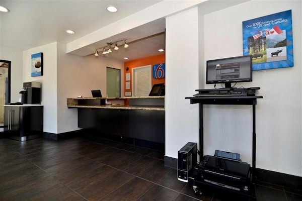 Foto van 1 tweepersoonsbed (Queensize) | Mobiel bad (Nsmk) - Vakantiehuis in Fairfield - HallReception