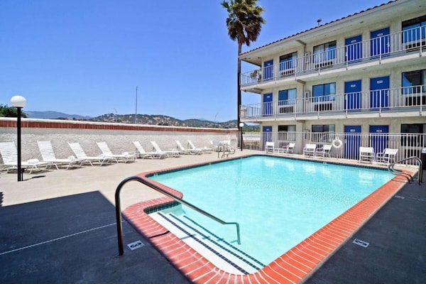 Foto van 1 tweepersoonsbed (Queensize) | Mobiel bad (Nsmk) - Vakantiehuis in Fairfield - PoolOfHouse