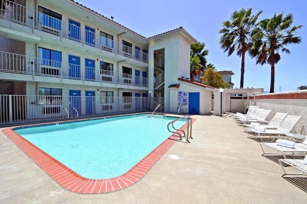 Foto van 1 tweepersoonsbed (Queensize) | Mobiel bad (Nsmk) - Vakantiehuis in Fairfield - PoolOfHouse