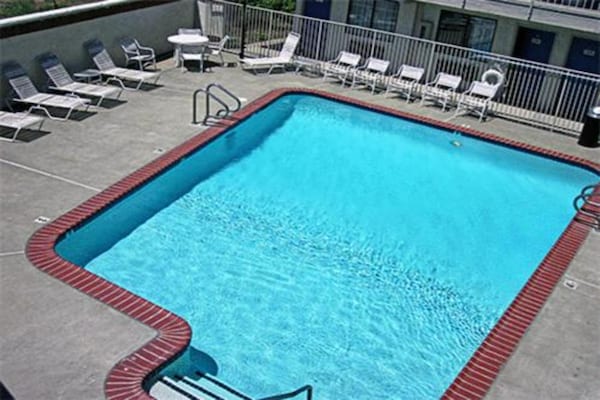 Foto van 1 tweepersoonsbed (Queensize) | Mobiel bad (Nsmk) - Vakantiehuis in Fairfield - PoolOfHouse
