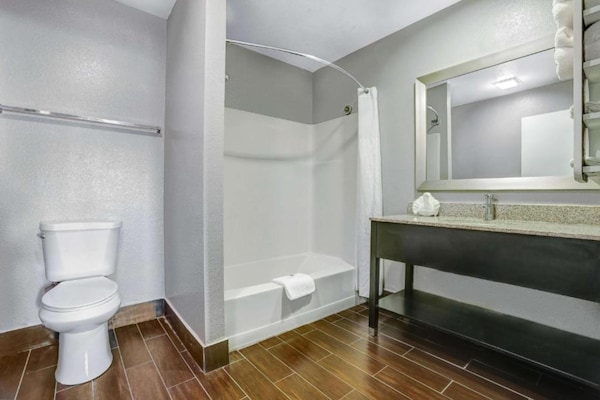 Foto van 1 kingsize bed|NSMK|Koelkast|Slaapbank - Vakantiehuis in Ukiah - BathRoom