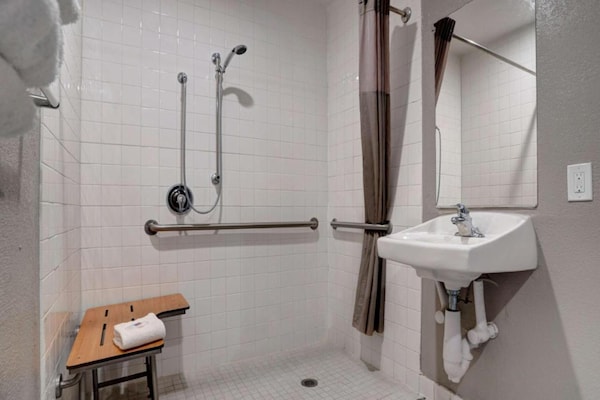 Foto van 1 tweepersoonsbed (queensize) | Rolstoeltoegankelijke - BathRoom