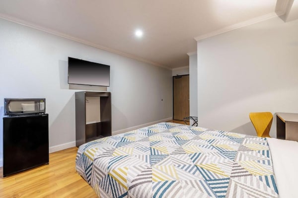 Foto van 1 tweepersoonsbed (Queensize) | Nsmk, koelkast - Vakantiehuis in Auburn - BedRoom