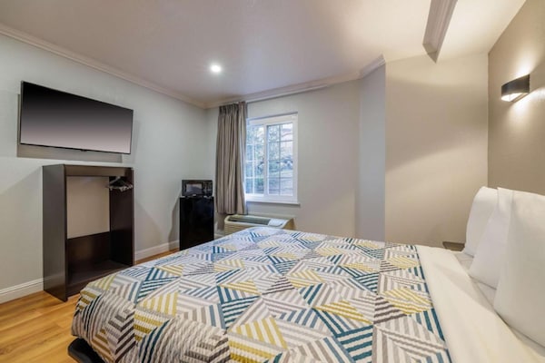 Foto van 1 tweepersoonsbed (Queensize) | Nsmk, koelkast - Vakantiehuis in Auburn - BedRoom