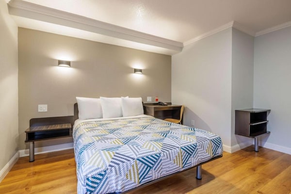 Foto van 1 tweepersoonsbed (Queensize) | Nsmk, koelkast - Vakantiehuis in Auburn - BedRoom