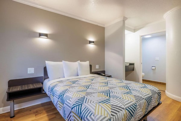 Foto van 1 tweepersoonsbed (Queensize) | Nsmk, koelkast - Vakantiehuis in Auburn - BedRoom