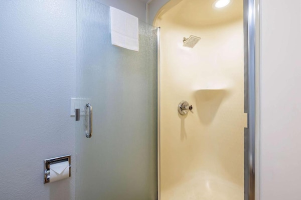 Foto van 1 tweepersoonsbed (Queensize) | Nsmk, koelkast - Vakantiehuis in Auburn - BathRoom