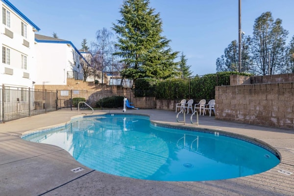 Foto van 1 tweepersoonsbed (Queensize) | Nsmk, koelkast - Vakantiehuis in Auburn - PoolOfHouse