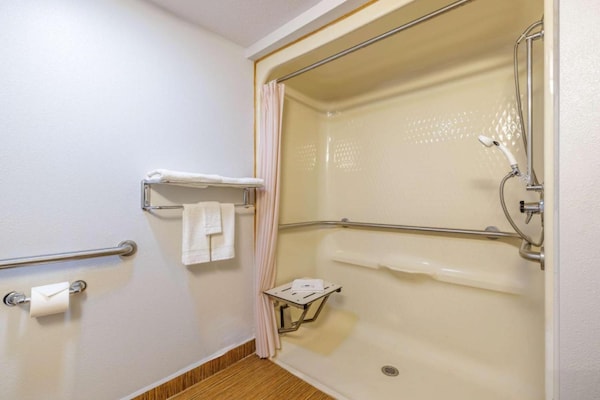 Foto van 1 tweepersoonsbed (Queensize) | Toegang | NSMK | Micfridg - BathRoom