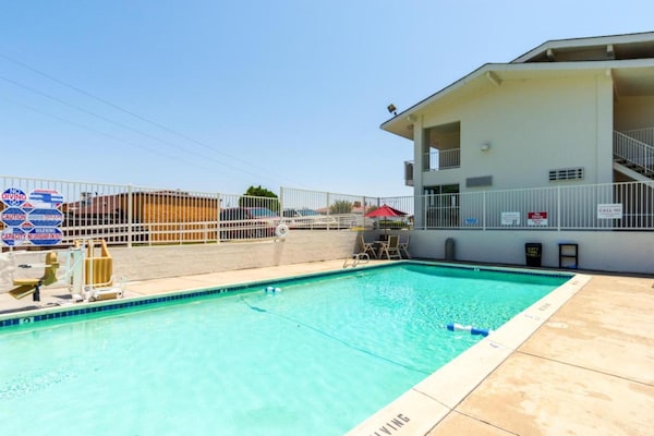 Foto van 1 tweepersoonsbed | Rolstoeltoegankelijke - Vakantiehuis in Redding CA - PoolOfHouse