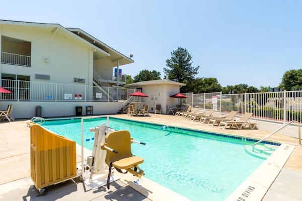 Foto van 1 tweepersoonsbed | Rolstoeltoegankelijke - Vakantiehuis in Redding CA - PoolOfHouse