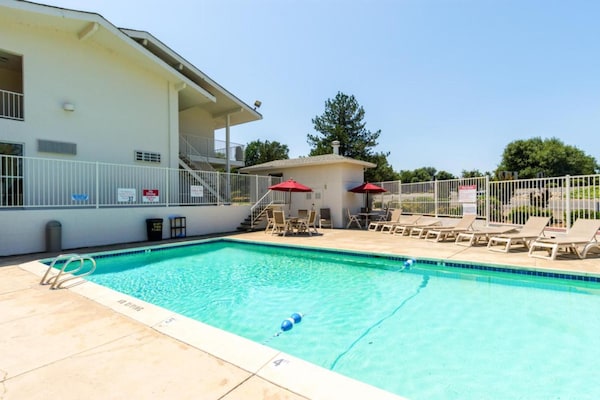Foto van 1 tweepersoonsbed | Rolstoeltoegankelijke - Vakantiehuis in Redding CA - PoolOfHouse