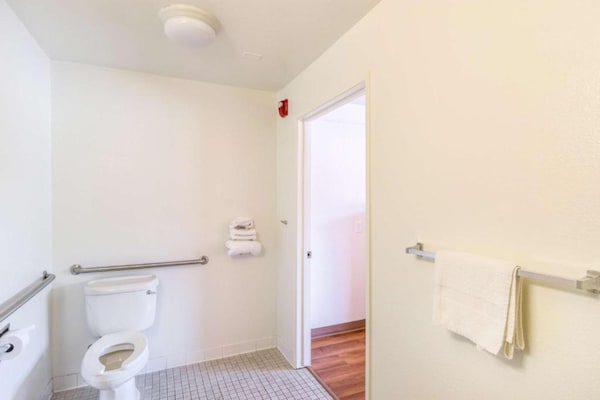 Foto van 1 tweepersoonsbed | Rolstoeltoegankelijke - Vakantiehuis in Redding CA - BathRoom