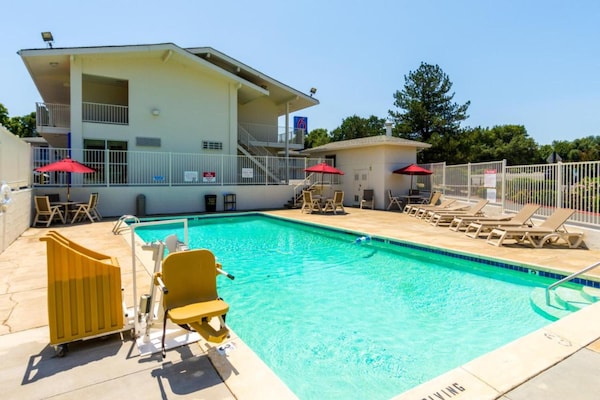Foto van 1 tweepersoonsbed | Rolstoeltoegankelijke - Vakantiehuis in Redding CA - PoolOfHouse
