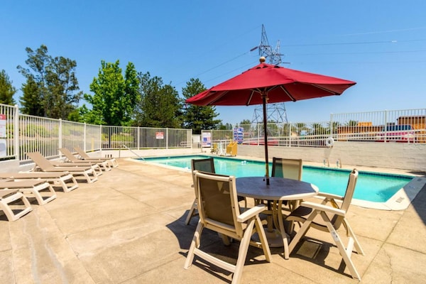 Foto van 1 tweepersoonsbed | Rolstoeltoegankelijke - Vakantiehuis in Redding CA - PoolOfHouse