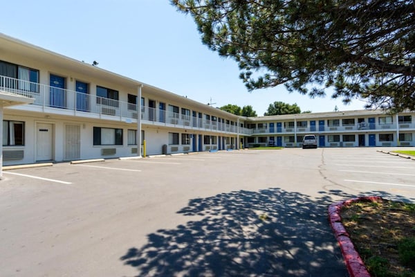 Foto van 1 tweepersoonsbed (Queensize) - Vakantiehuis in Redding CA - ExteriorSummer