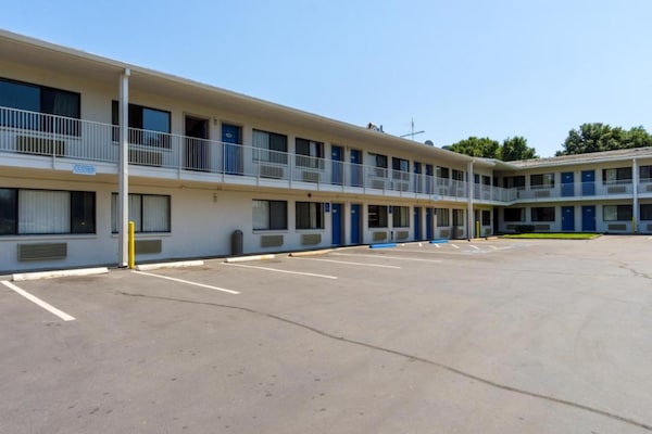 Foto van 1 tweepersoonsbed (Queensize) - Vakantiehuis in Redding CA - ExteriorSummer