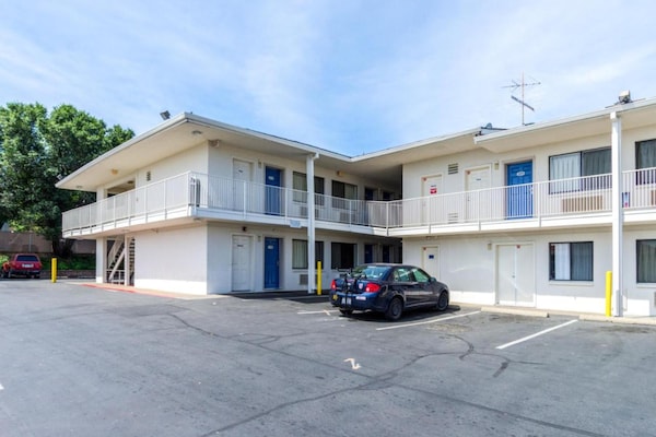 Foto van 1 tweepersoonsbed (Queensize) - Vakantiehuis in Redding CA - ExteriorSummer