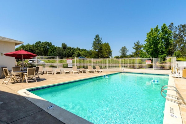 Foto van 1 tweepersoonsbed (Queensize) - Vakantiehuis in Redding CA - PoolOfHouse